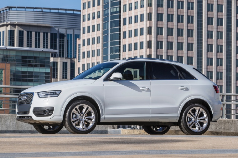 Picture of a 2015 Audi Q3 2.0T in Cortina White from a left side perspective