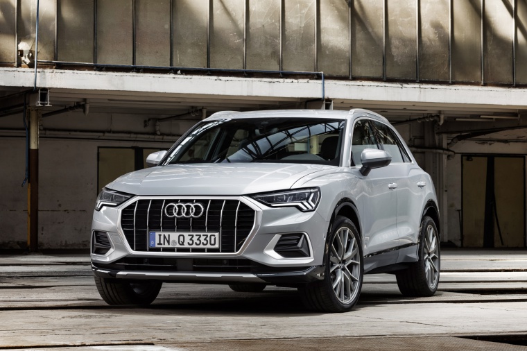 Picture of a 2019 Audi Q3 45 quattro in Florett Silver Metallic from a front left perspective