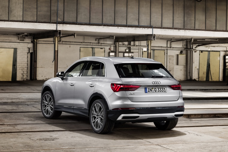 Picture of a 2019 Audi Q3 45 quattro in Florett Silver Metallic from a rear left perspective