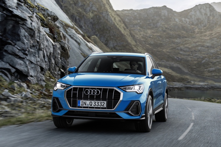Picture of a driving 2019 Audi Q3 45 quattro in Turbo Blue from a frontal perspective