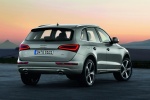 Picture of a 2015 Audi Q5 2.0 TFSI Quattro in Cuvee Silver Metallic from a rear right perspective