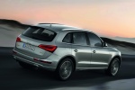 Picture of a driving 2015 Audi Q5 2.0 TFSI Quattro in Cuvee Silver Metallic from a rear right three-quarter perspective