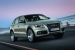 Picture of a driving 2015 Audi Q5 2.0 TFSI Quattro in Cuvee Silver Metallic from a front right perspective