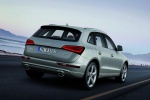 Picture of a driving 2015 Audi Q5 2.0 TFSI Quattro in Cuvee Silver Metallic from a rear right perspective