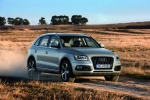 Picture of a driving 2015 Audi Q5 2.0 TFSI Quattro in Cuvee Silver Metallic from a front right three-quarter perspective
