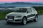 Picture of a driving 2015 Audi Q5 2.0 TFSI Quattro in Cuvee Silver Metallic from a front left three-quarter perspective