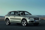 Picture of a 2015 Audi Q5 2.0 TFSI Quattro in Cuvee Silver Metallic from a front right three-quarter perspective