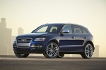 Picture of a 2015 Audi SQ5 Quattro in Scuba Blue Metallic from a front left three-quarter perspective