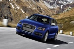Picture of a driving 2015 Audi SQ5 Quattro in Scuba Blue Metallic from a front left perspective