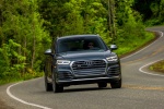 Picture of a driving 2018 Audi SQ5 quattro in Daytona Gray Pearl Effect from a frontal perspective
