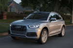 Picture of a driving 2019 Audi Q5 quattro in Florett Silver Metallic from a front left perspective