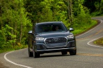Picture of a driving 2019 Audi SQ5 quattro in Daytona Gray Pearl Effect from a frontal perspective