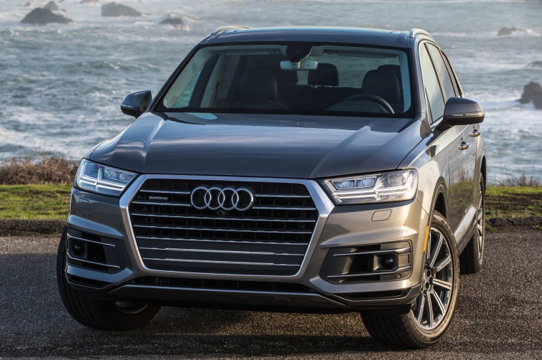 Picture of a 2017 Audi Q7 3.0T quattro in Graphite Gray Metallic from a frontal perspective