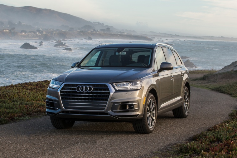 Picture of a 2017 Audi Q7 3.0T quattro in Graphite Gray Metallic from a front left perspective