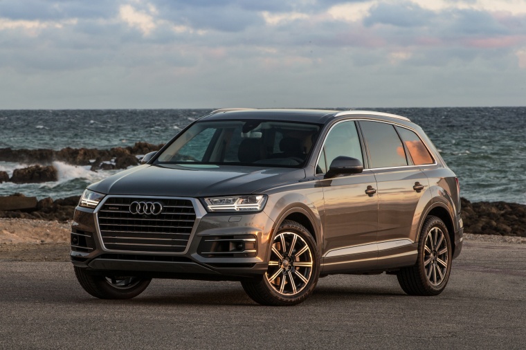 Picture of a 2017 Audi Q7 3.0T quattro in Graphite Gray Metallic from a front left three-quarter perspective