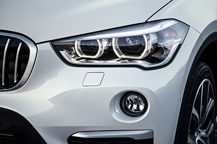 Picture of a 2016 BMW X1 xDrive28i's Headlight