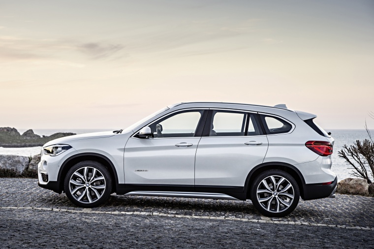Picture of a 2016 BMW X1 xDrive28i in Alpine White from a side perspective