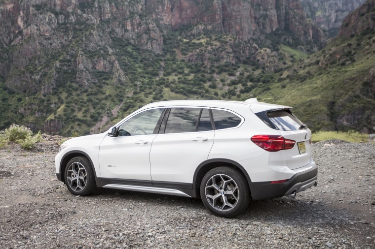 Picture of a 2016 BMW X1 xDrive28i in Alpine White from a rear left three-quarter perspective