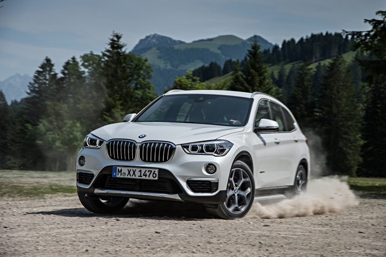 Picture of a driving 2017 BMW X1 xDrive28i in Alpine White from a front left three-quarter perspective