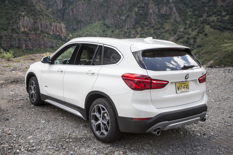 Picture of a 2017 BMW X1 xDrive28i in Alpine White from a rear left perspective