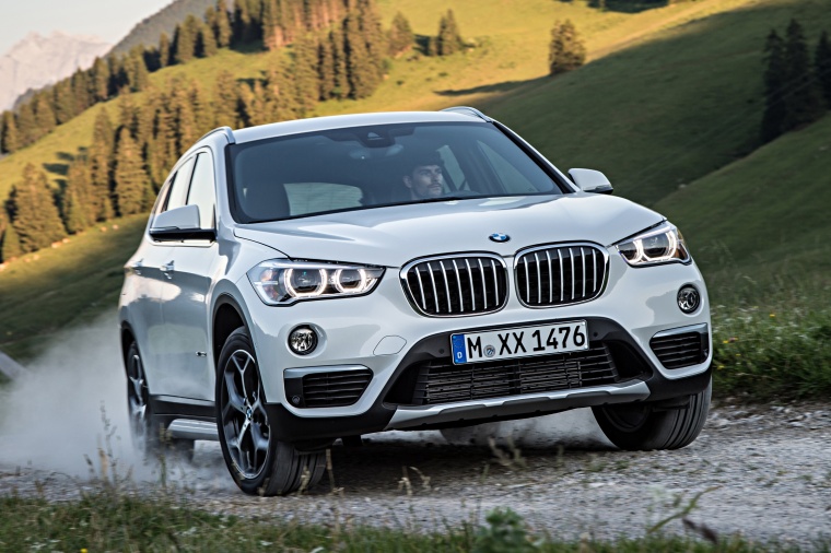 Picture of a driving 2017 BMW X1 xDrive28i in Alpine White from a front right perspective