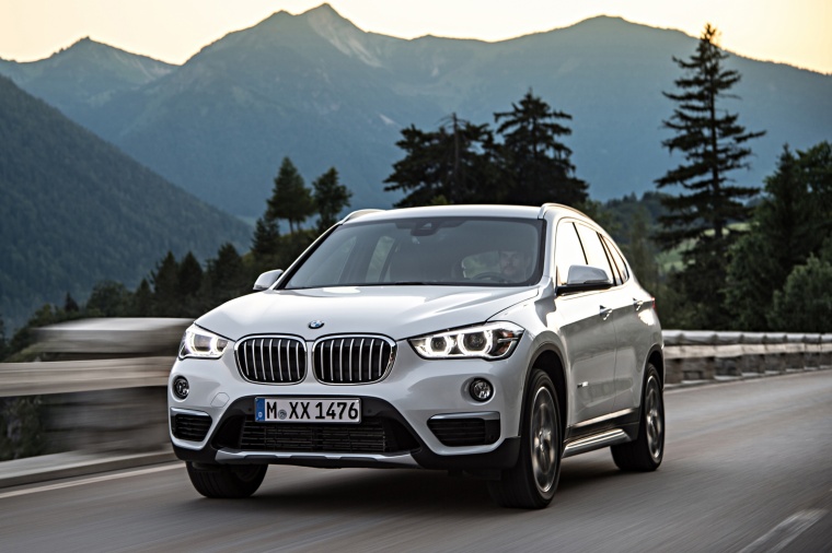 Picture of a driving 2017 BMW X1 xDrive28i in Alpine White from a front left perspective