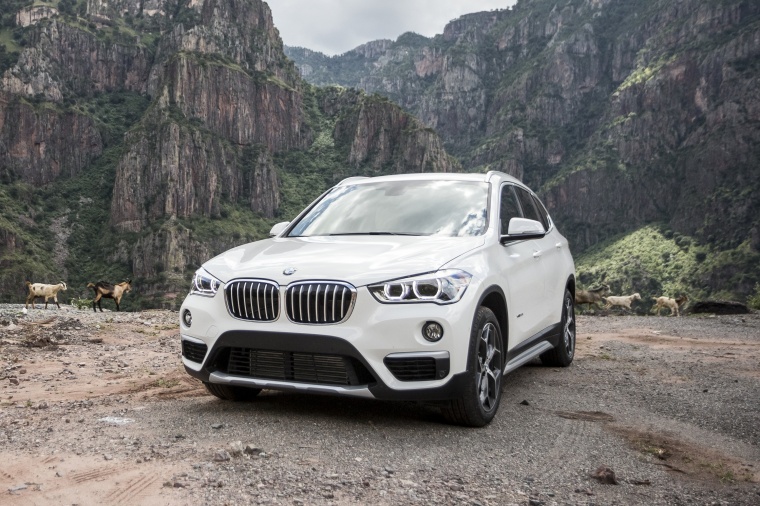 Picture of a 2018 BMW X1 xDrive28i in Alpine White from a front left perspective