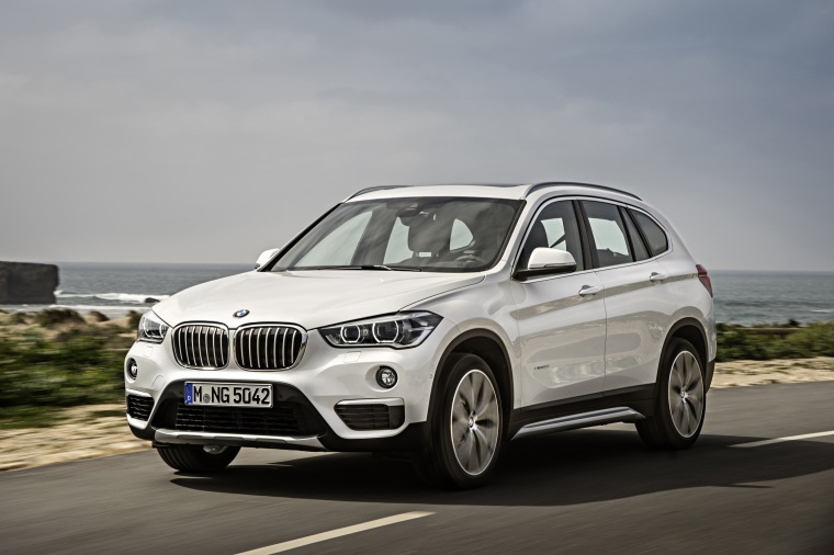 Picture of a driving 2018 BMW X1 xDrive28i in Alpine White from a front left three-quarter perspective