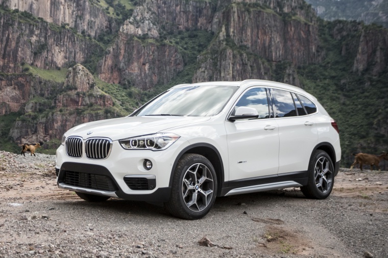Picture of a 2019 BMW X1 xDrive28i in Alpine White from a front left three-quarter perspective