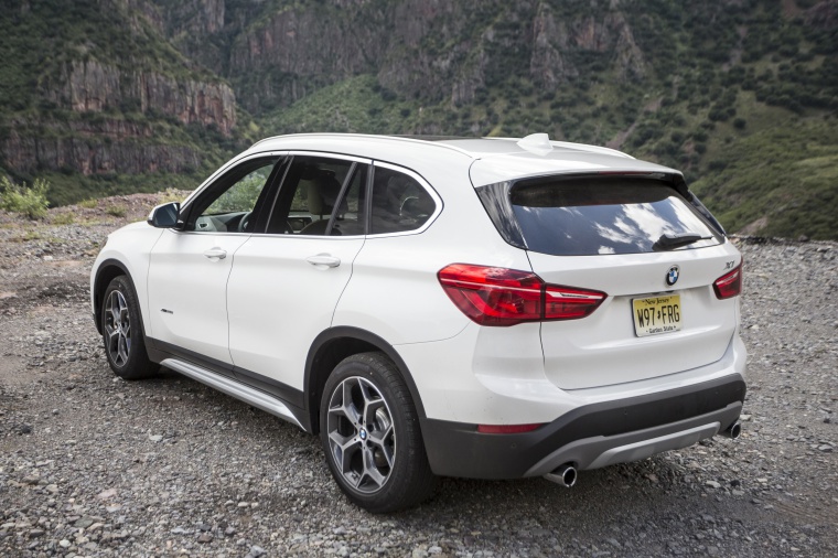 Picture of a 2019 BMW X1 xDrive28i in Alpine White from a rear left perspective