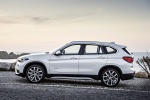 Picture of a 2019 BMW X1 xDrive28i in Alpine White from a side perspective