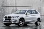 Picture of a 2017 BMW X5 xDrive40e in Glacier Silver Metallic from a front left three-quarter perspective