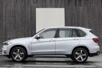 Picture of a 2017 BMW X5 xDrive40e in Glacier Silver Metallic from a side perspective