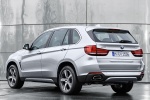 Picture of a 2017 BMW X5 xDrive40e in Glacier Silver Metallic from a rear left perspective