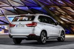 Picture of a 2017 BMW X5 xDrive40e in Glacier Silver Metallic from a rear right perspective