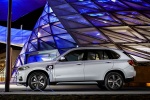 Picture of a 2017 BMW X5 xDrive40e in Glacier Silver Metallic from a left side perspective
