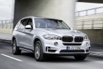 Picture of a driving 2017 BMW X5 xDrive40e in Glacier Silver Metallic from a front right perspective