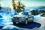 Picture of a driving 2017 BMW X5 xDrive40e in Space Gray Metallic from a orientation perspective