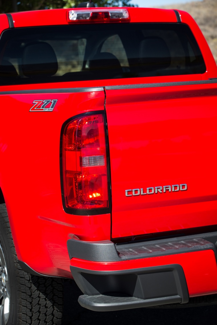 Picture of a 2015 Chevrolet Colorado Crew Cab's Tail Light