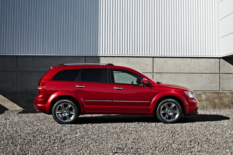 Picture of a 2020 Dodge Journey in Redline 2 Coat Pearl from a right side perspective