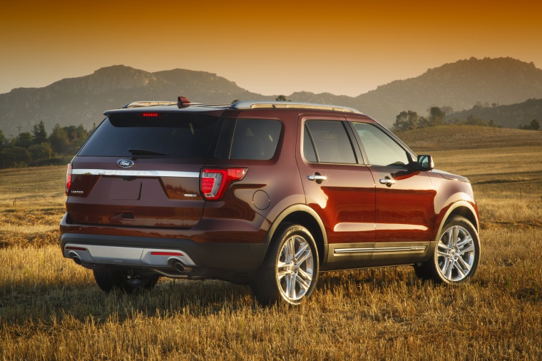Picture of a 2019 Ford Explorer Limited 4WD from a rear right three-quarter perspective
