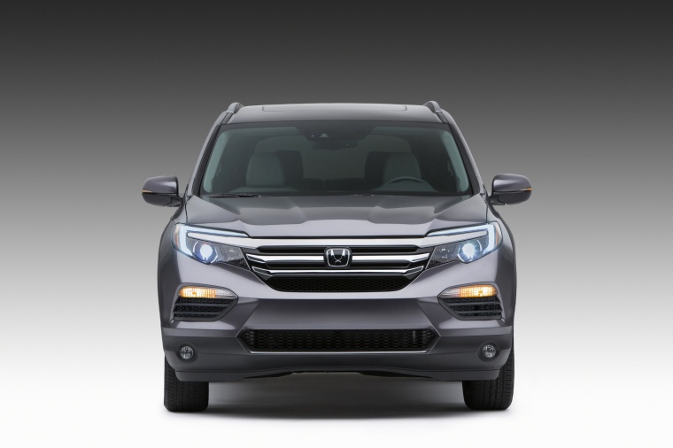 Picture of a 2018 Honda Pilot in Modern Steel Metallic from a frontal perspective