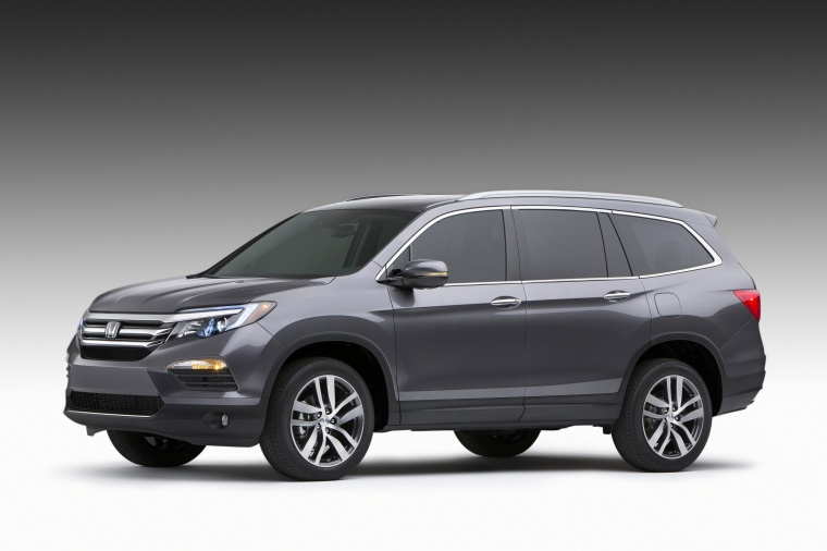 Picture of a 2018 Honda Pilot in Modern Steel Metallic from a front left three-quarter perspective