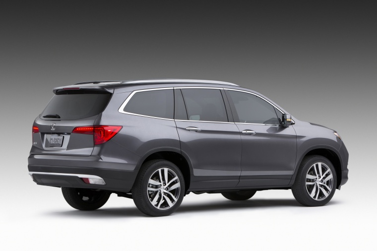 Picture of a 2018 Honda Pilot in Modern Steel Metallic from a rear right three-quarter perspective