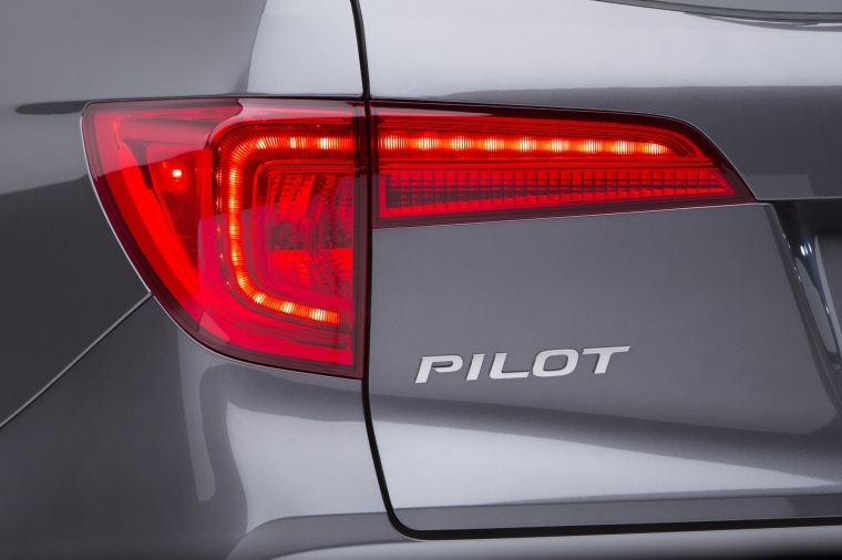 Picture of a 2018 Honda Pilot's Tail Light