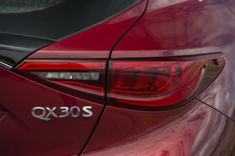 Picture of a 2018 Infiniti QX30S's Tail light