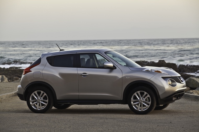 Picture of a 2014 Nissan Juke SL AWD in Brilliant Silver from a right side perspective