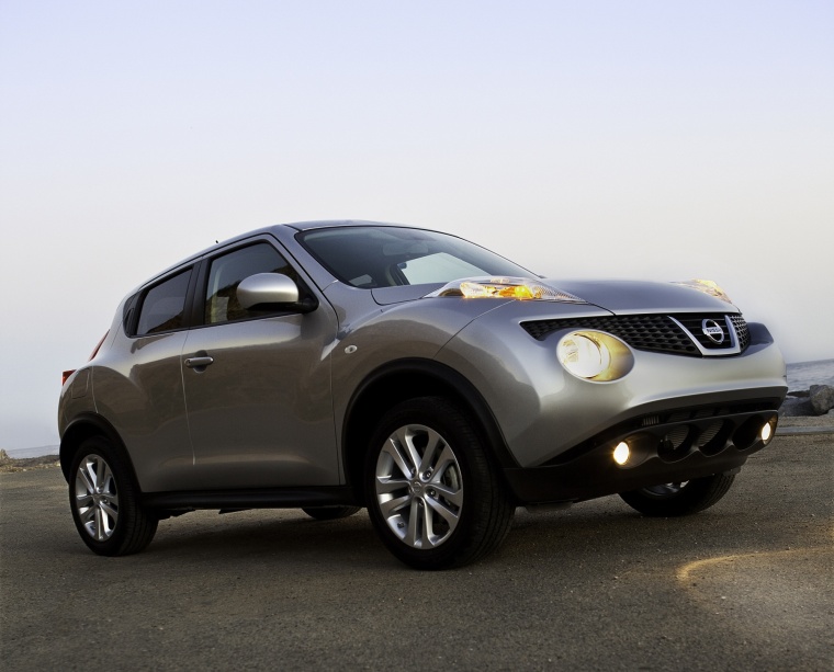 Picture of a 2014 Nissan Juke SL AWD in Brilliant Silver from a front right three-quarter perspective