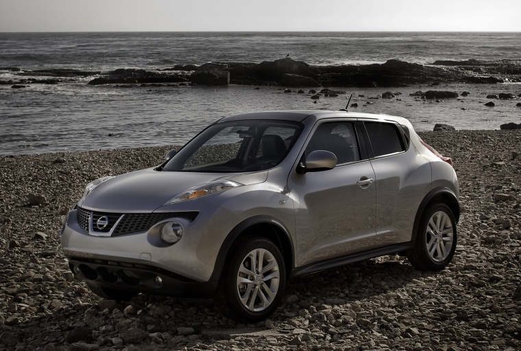 Picture of a 2014 Nissan Juke SL AWD in Brilliant Silver from a front left three-quarter perspective