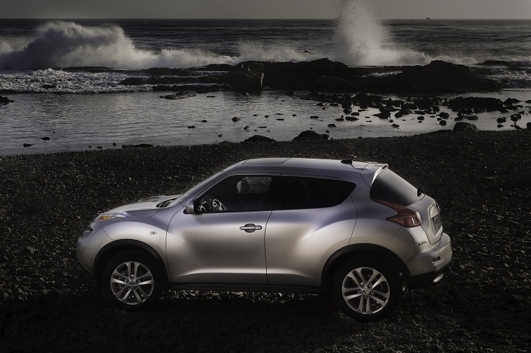 Picture of a 2014 Nissan Juke SL AWD in Brilliant Silver from a left side perspective